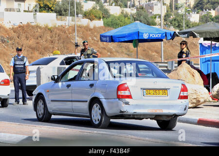 Jerusalem, Jerusalem, Palästina. 14. Oktober 2015. Israelische Polizei Wache an einem Kontrollpunkt in der Jerusalemer Altstadt am 14. Oktober 2015. Sieben Israelis und 30 Palästinenser, darunter Kinder und Angreifer, sind in zwei Wochen des Blutvergießens in Israel, Jerusalem und dem besetzten Westjordanland getötet worden. Bildnachweis: ZUMA Press, Inc./Alamy Live-Nachrichten Stockfoto