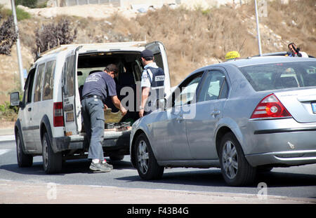 Jerusalem, Jerusalem, Palästina. 14. Oktober 2015. Israelische Polizei untersuchen ein Auto an einem Kontrollpunkt in der Jerusalemer Altstadt am 14. Oktober 2015. Sieben Israelis und 30 Palästinenser, darunter Kinder und Angreifer, sind in zwei Wochen des Blutvergießens in Israel, Jerusalem und dem besetzten Westjordanland getötet worden. Bildnachweis: ZUMA Press, Inc./Alamy Live-Nachrichten Stockfoto