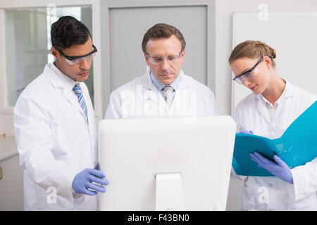 Wissenschaftler betrachten aufmerksam computer Stockfoto