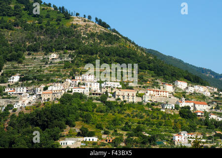Wohnungen auf einem terrassierten Hügel an He Amalfi-Küste. Stockfoto