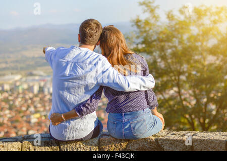 Glückliches Paar genießen die Blick auf die Stadt von oben Stockfoto