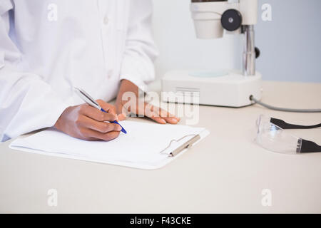 Konzentrierte Wissenschaftler Notizen Stockfoto