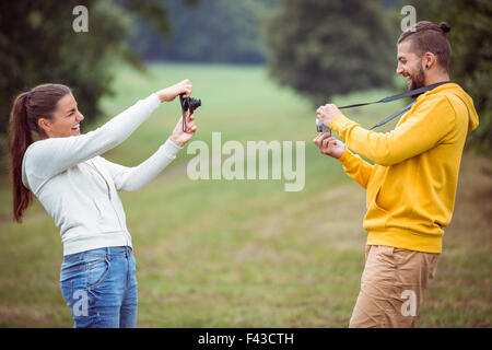 Glückliches Paar Fotos der jeweils anderen Stockfoto