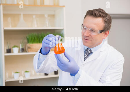 Wissenschaftler untersuchen Niederschlag in Kolben Stockfoto