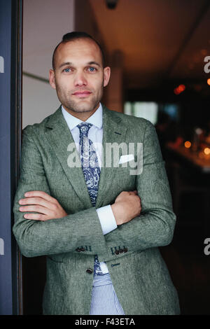 Porträt von Chef Sommelier stehen vor der Tür eines Restaurants der Stadt. Stockfoto