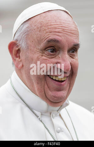 Vatikanstadt, Vatikan. 14. Oktober 2015. Papst Francis besucht wöchentliche Generalaudienz in dem Petersplatz im Vatikan. Papst Francis bat um Vergebung für die Skandale, die in den Kirchen und im Vatikan stattgefunden haben. Bildnachweis: Giuseppe Ciccia/Pacific Press/Alamy Live-Nachrichten Stockfoto