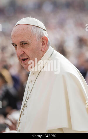 Vatikanstadt, Vatikan. 14. Oktober 2015. Papst Francis besucht wöchentliche Generalaudienz in dem Petersplatz im Vatikan. Papst Francis bat um Vergebung für die Skandale, die in den Kirchen und im Vatikan stattgefunden haben. Bildnachweis: Giuseppe Ciccia/Pacific Press/Alamy Live-Nachrichten Stockfoto