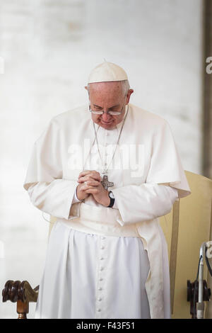 Vatikanstadt, Vatikan. 14. Oktober 2015. Francis Papst betet während seiner wöchentlichen Generalaudienz in dem Petersplatz im Vatikan. Papst Francis bat um Vergebung für die Skandale, die in den Kirchen und im Vatikan stattgefunden haben. Bildnachweis: Giuseppe Ciccia/Pacific Press/Alamy Live-Nachrichten Stockfoto