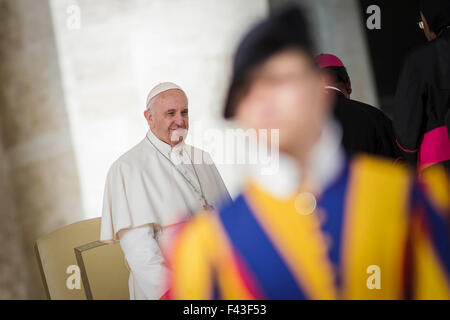 Vatikanstadt, Vatikan. 14. Oktober 2015. Papst Francis besucht wöchentliche Generalaudienz in dem Petersplatz im Vatikan. Papst Francis bat um Vergebung für die Skandale, die in den Kirchen und im Vatikan stattgefunden haben. Bildnachweis: Giuseppe Ciccia/Pacific Press/Alamy Live-Nachrichten Stockfoto