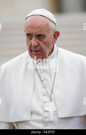 Vatikanstadt, Vatikan. 14. Oktober 2015. Papst Francis besucht wöchentliche Generalaudienz in dem Petersplatz im Vatikan. Papst Francis bat um Vergebung für die Skandale, die in den Kirchen und im Vatikan stattgefunden haben. Bildnachweis: Giuseppe Ciccia/Pacific Press/Alamy Live-Nachrichten Stockfoto