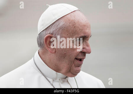 Vatikanstadt, Vatikan. 14. Oktober 2015. Papst Francis besucht wöchentliche Generalaudienz in dem Petersplatz im Vatikan. Papst Francis bat um Vergebung für die Skandale, die in den Kirchen und im Vatikan stattgefunden haben. Bildnachweis: Giuseppe Ciccia/Pacific Press/Alamy Live-Nachrichten Stockfoto