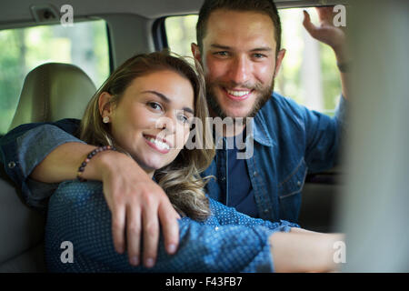 Ein paar, Mann und Frau in einem Auto sitzen. Stockfoto