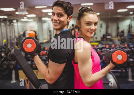 Anhebende Hanteln paar zusammenpassen Stockfoto