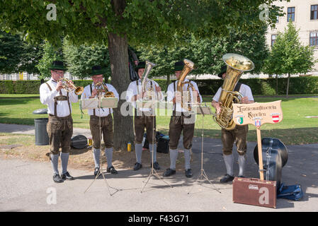 WIEN - AUGUST 1:street Darsteller gekleidet Österreicher führen klassischen Musik am Eingang des Schlosses Belvedere auf august 1 Stockfoto