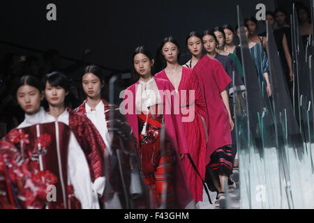 Shanghai, Shanghai, CHN. 13. Oktober 2015. Shanghai, CHINA - 13. Oktober 2015: (Nur zur redaktionellen Verwendung. CHINA aus) Eröffnungsfeier der Shanghai Fashion Week. © SIPA Asien/ZUMA Draht/Alamy Live-Nachrichten Stockfoto