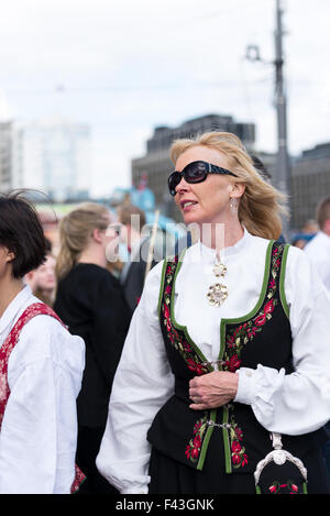 Norwegischer Beschaffenheit-Tag Frau in Gläsern Stockfoto