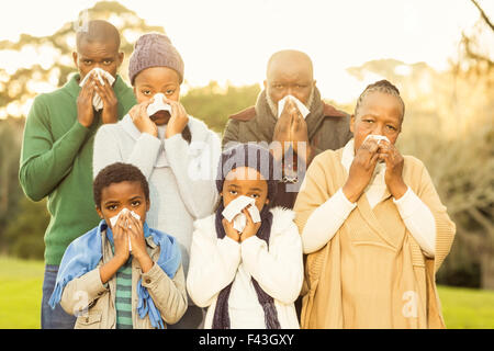 Großfamilie, die ihre Nase weht Stockfoto