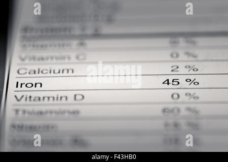 Geringe Schärfentiefe Feldbild der Fakten Eisen Nährwertangaben finden wir ein Supermarkt Produkt. Stockfoto