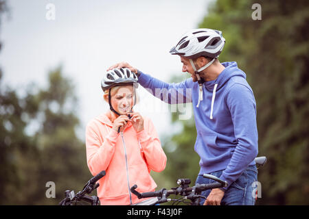 Glückliches Paar auf einer Radtour Stockfoto