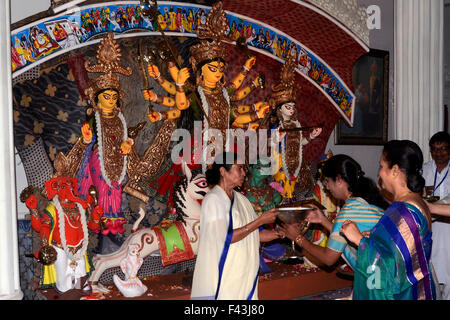 Kolkata, Indien. 14. Oktober 2015. Hauptminister von West Bengal Mamata Banerjee bei der Einweihung des Kumartuli Sarbojonin Durgotsav Devi Durga Idol. © Saikat Paul/Pacific Press/Alamy Live-Nachrichten Stockfoto