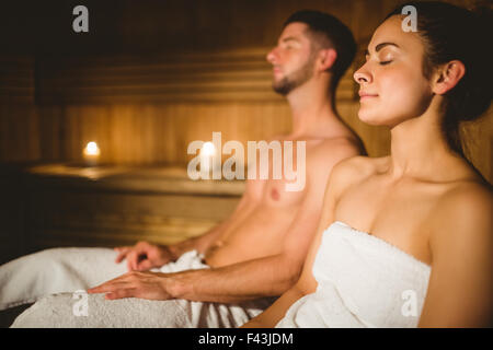 Glückliches Paar zusammen die Sauna genießen Stockfoto