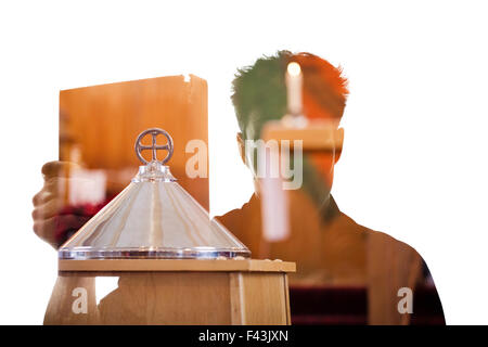 Mann-Figur in der Silhouette zeigt ein religiöses Buch isoliert auf weiss Stockfoto