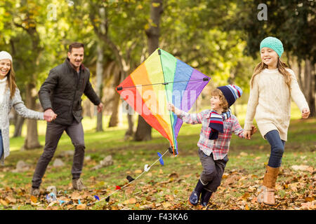 Junge Familie mit einem Drachen spielen Stockfoto