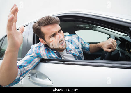 Junger Mann erlebt Wut im Straßenverkehr Stockfoto