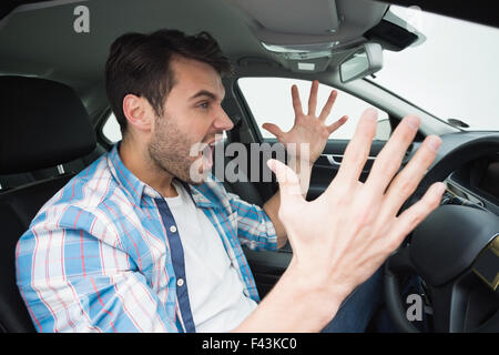 Junger Mann erlebt Wut im Straßenverkehr Stockfoto