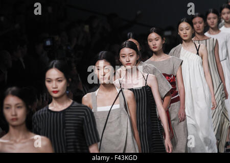 Shanghai, Shanghai, CHN. 13. Oktober 2015. Shanghai, CHINA - 13. Oktober 2015: (Nur zur redaktionellen Verwendung. CHINA aus) Eröffnungsfeier der Shanghai Fashion Week. © SIPA Asien/ZUMA Draht/Alamy Live-Nachrichten Stockfoto