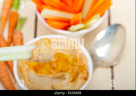 frischen Hummus-Dip mit rohen Möhren und Sellerie Stockfoto