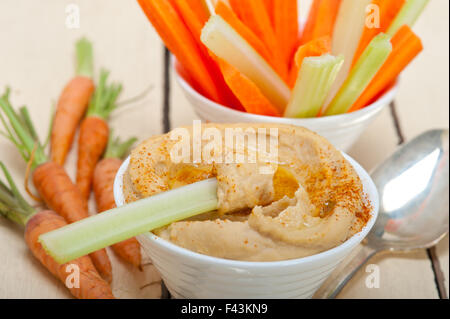 frischen Hummus-Dip mit rohen Möhren und Sellerie Stockfoto