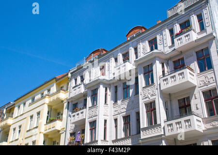 Schöne sanierte Stadthäuser in Berlin an einem sonnigen Tag Stockfoto