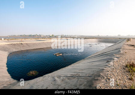 Abwasser-Aufbereitungsanlage. Das aufbereitete Wasser wird dann für die Bewässerung und landwirtschaftliche Nutzung verwendet. In der Nähe von Hadera, Kolombien fotografiert Stockfoto