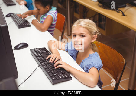 Nette Schüler im Informatikunterricht Stockfoto