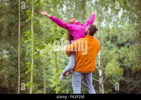 Glückliches Paar umarmt auf Wanderung Stockfoto