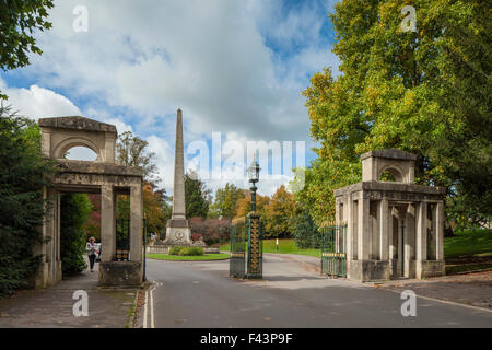 Das Tor zum Royal Victoria Park in Bath, England. Herbstnachmittag. Stockfoto