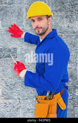 Zusammengesetztes Bild von Handyman holding Schraubenschlüssel Stockfoto