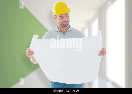 Zusammengesetztes Bild des Architekten Plan lesen Stockfoto