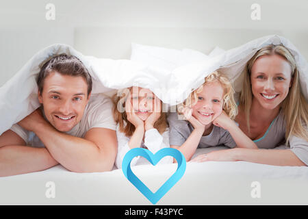Zusammengesetztes Bild der Familie unter der Abdeckung Stockfoto