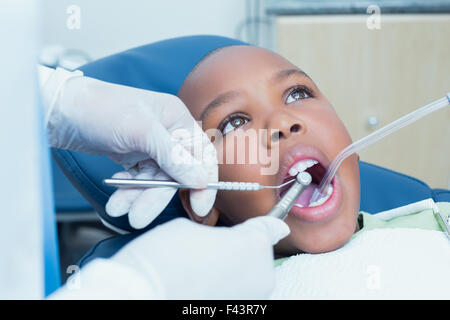 Junge mit seiner Zähne vom Zahnarzt geprüft Stockfoto