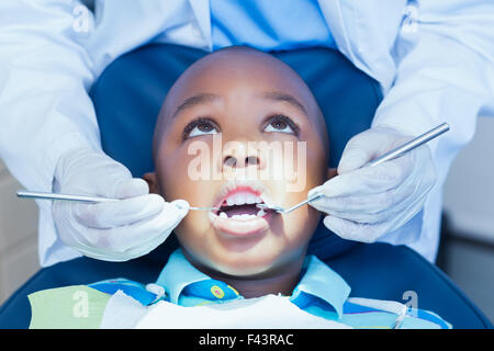 Nahaufnahme eines jungen mit den Zähnen untersucht Stockfoto