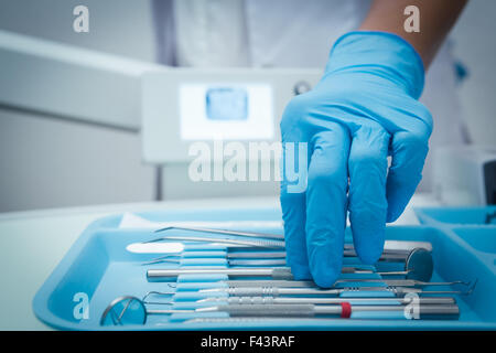 Behandschuhte Hand Kommissionierung dental Instrumente Stockfoto