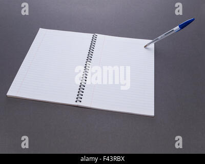 Bic Kugelschreiber Kristall Blau auf Weiß notepad Stockfoto