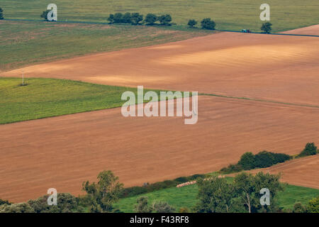 Frisch Gepflügtes und gesäten Bauernland von oben Stockfoto