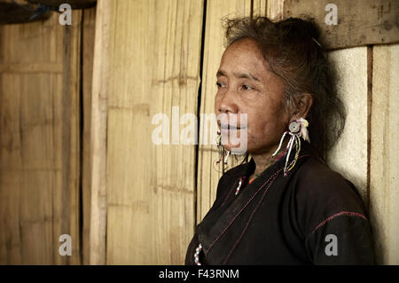 Alten Ann Frau sitzt in ihrem Holzhaus in einem Dorf um Kengtung (Kyaingtong), Shan State in Myanmar Stockfoto