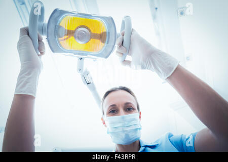 Zahnärztin, Licht einstellen Stockfoto