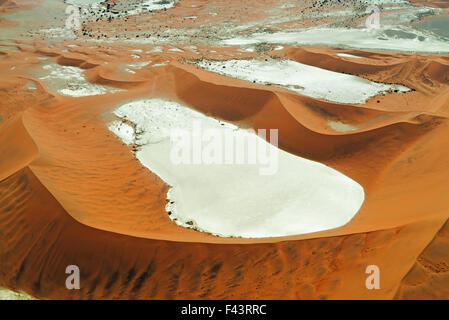 Luftaufnahme des roten Sanddünen in der Wüste Namib, Namib-Naukluft-Nationalpark, Namibia Stockfoto