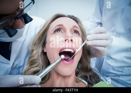 Nahaufnahme von Frau, die ihre Zähne untersucht Stockfoto