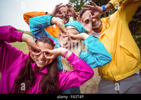Freunde, die Spaß auf einer Wanderung Stockfoto
